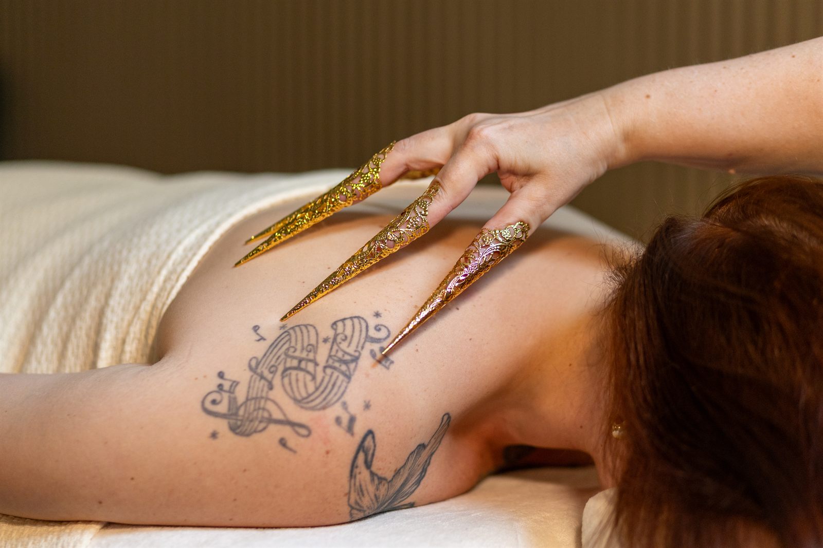 Goldene tingleTap-Spitzen gleiten sanft über den Rücken
