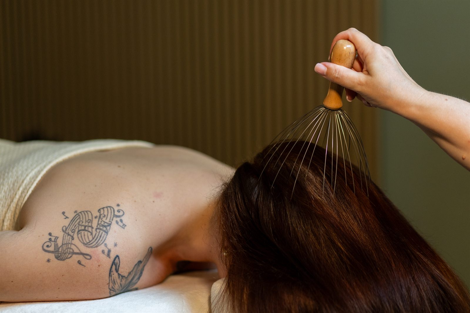 Kopfmassage mit einem hölzernen tingleTap