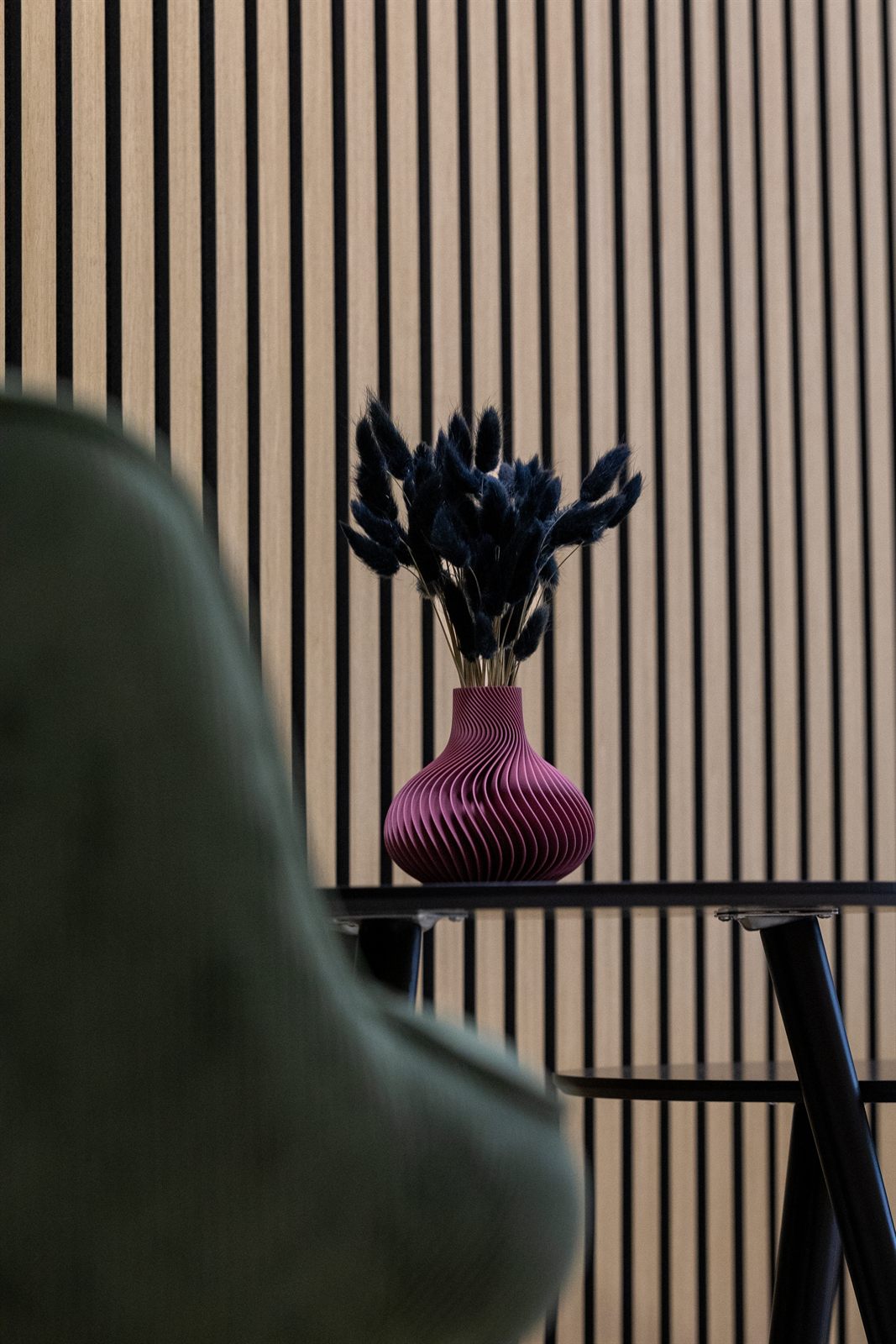 Ruhige Ecke im tingleTap Lab mit Trockenblumen in einer Vase