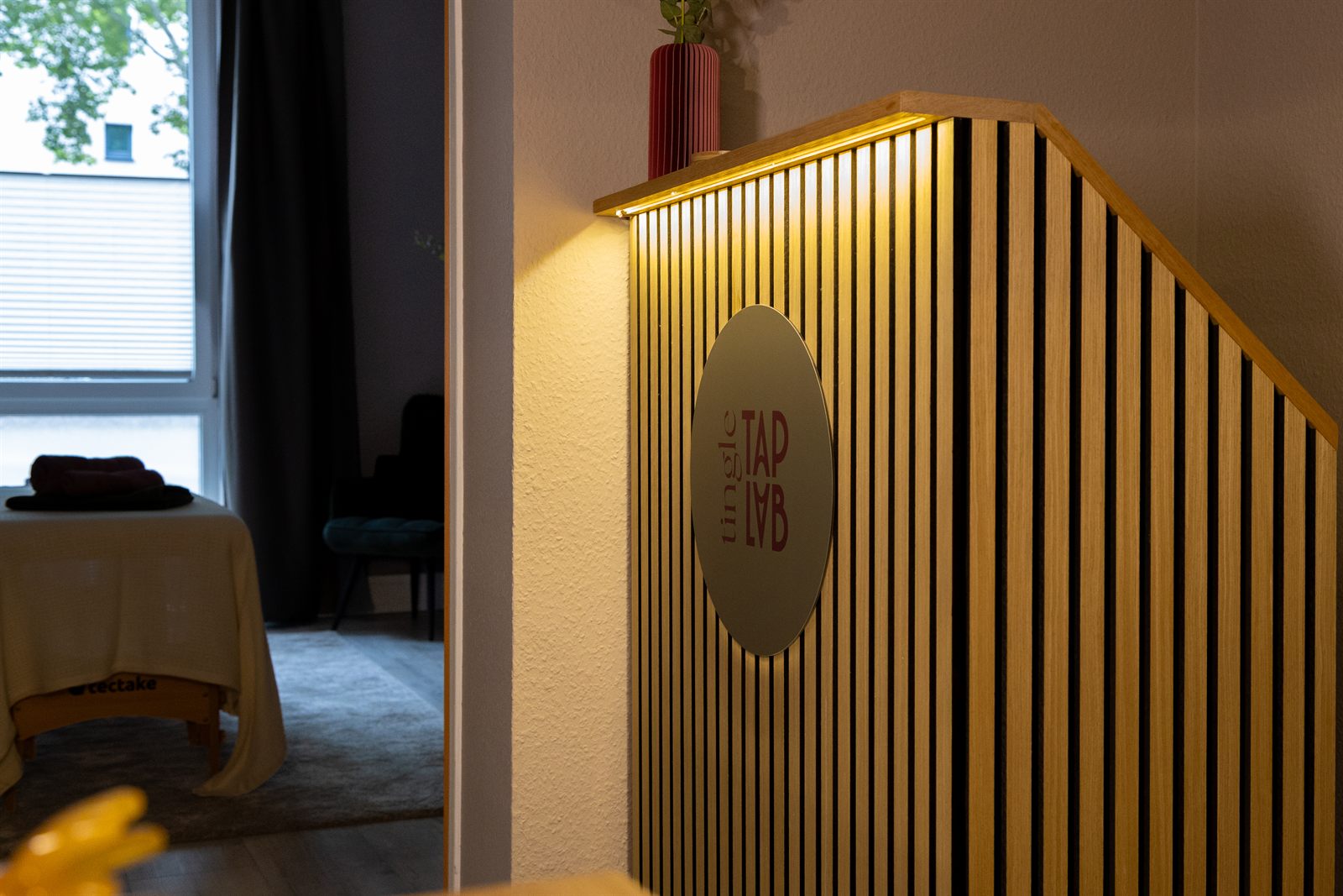 Blick ins tingleTap Lab mit dem Logo am Empfang